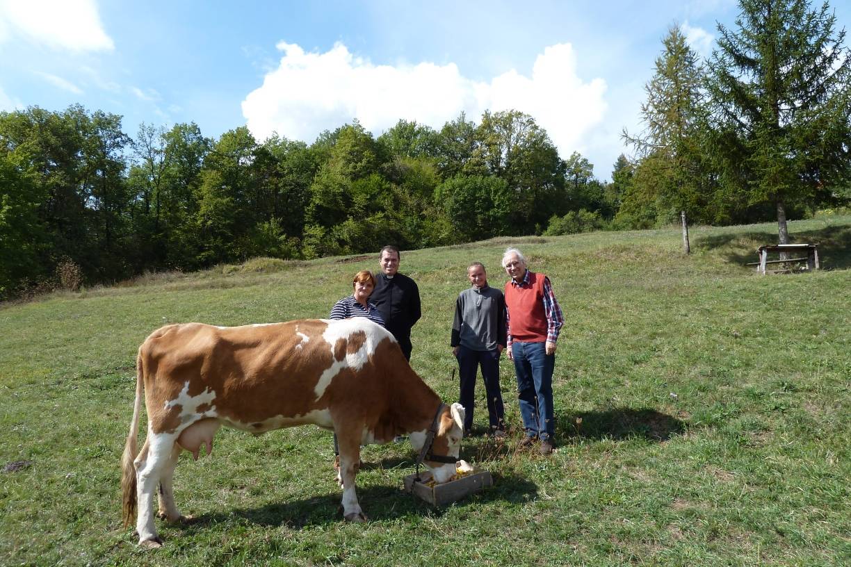 Musterbeispiel für Hilfe zur Selbsthilfe: Heribert Hölz (r.) überbrachte im September einer vierköpfigen Familie eine Kuh. Diese sichert nun den Lebensunterhalt, denn die Frau versteht es, aus der Milch sehr leckeren Käse herzustellen. 