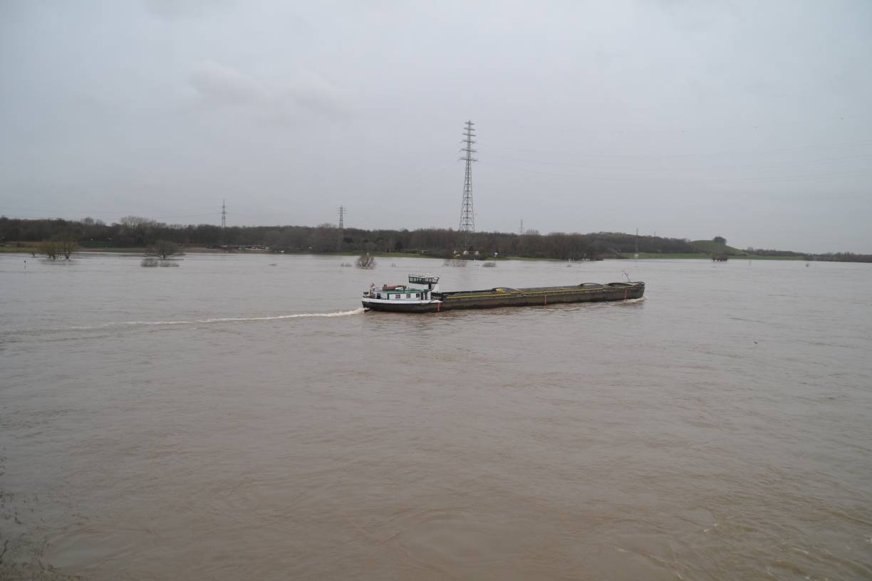  Noch ist die Schifffahrt auf dem Rhein im Abschnitt Duisburgs uneingeschränkt möglich. 
