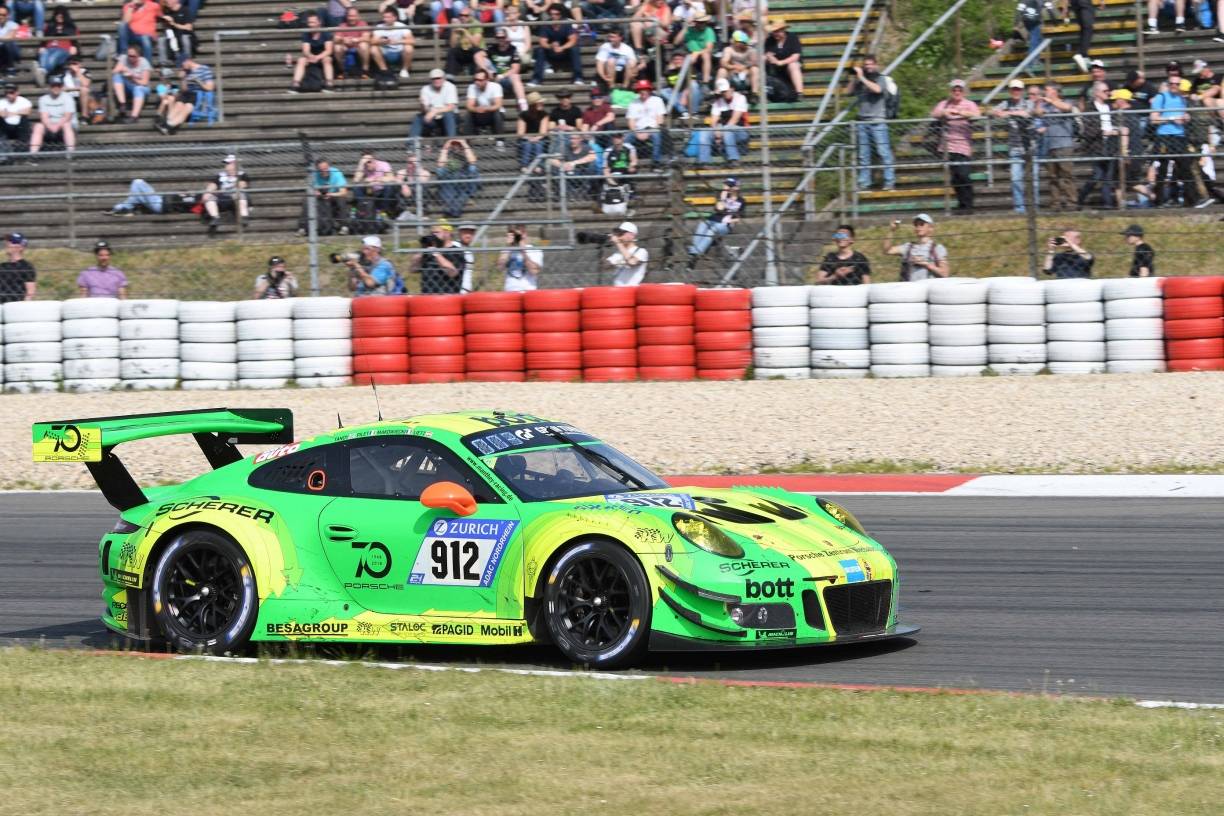 Das Siegfahrzeug: Porsche 911 GT3 R von Manthey Racing mit den Fahrern Richard Lietz, Patrick Pilet, Fred Makowieki und Nick Tandy.