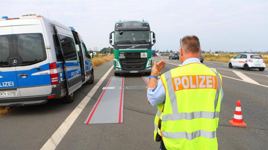 Auf der B288 kontrollierte die Polizei die LKW