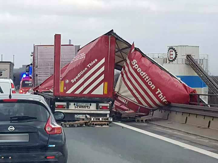  Auf der Berliner Brücke zerlegte es einen LKW. 