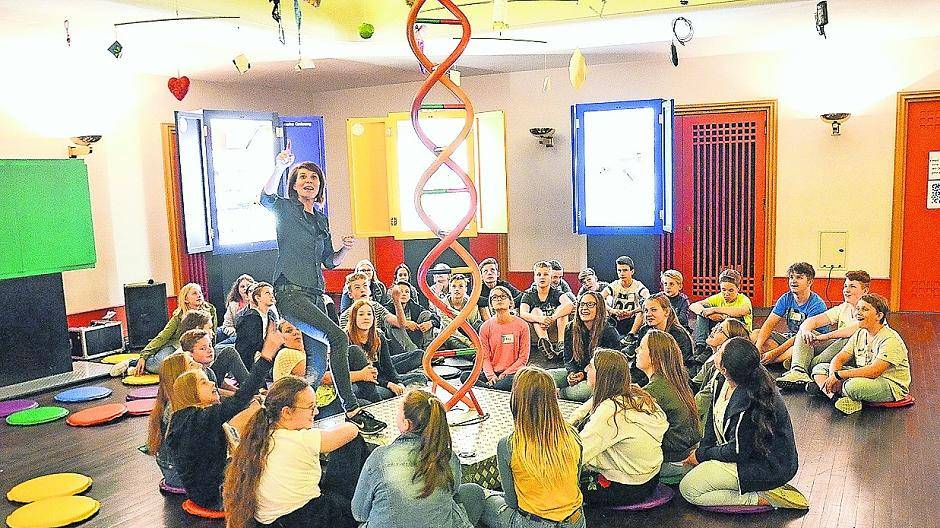  Unterm „Mobilee des Lebens“ findet eine erste Auswertung statt. 