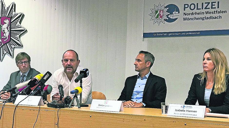  Polizeipräsident Mathis Wiesselmann, Hauptkommissar Ingo Thiel, Staatsanwalt Stefan Lingens und Polizei-Pressesprecherin Isabella Hannen informierten über die Ermittlungsergebnisse der Mordkommission Casinogarten. 