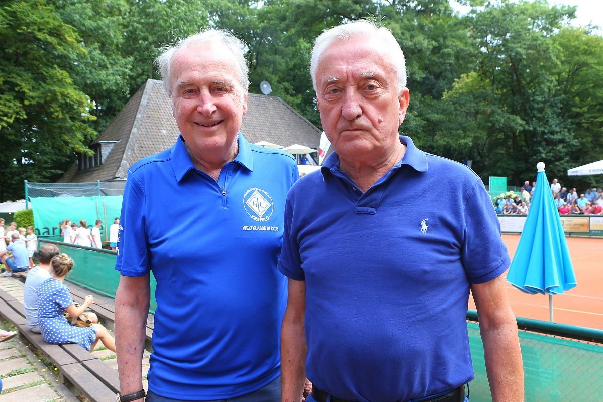 Modezar und Tennisfan Gerhard Weber (rechts) kam nach Krefeld, um sein Team aus Ostwestfalen zu unterstützen. Zuvor plauschte er angeregt mit HTC-Präsident Hajo Ploenes (links).  
