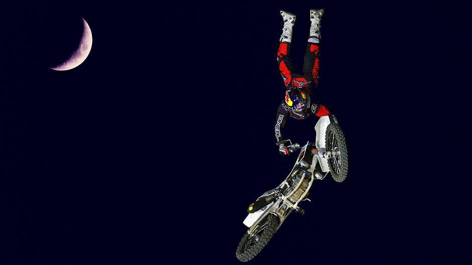 Luc Ackermann 2017 beim ersten „Nachtflug“ im Mondschein am Eyller Berg. Montage mit dem „Originalmond“ am Eyller Berg vom 30. April 2017.