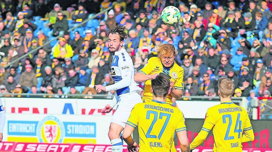  Christian Gartner feierte sein Startelf-Debüt, schaffte es aber auch nicht, in Halbzeit eins für Stabilität zu sorgen. 