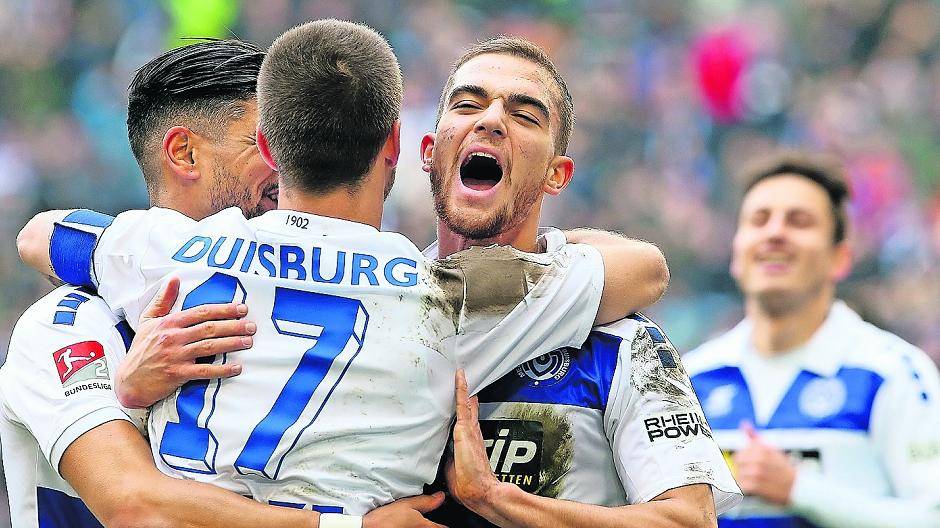  Enis Hajri, Kevin Wolze, Ahmet Engin und Fabian Schnellhardt freuen sich über das zwischenzeitliche 1:1. 