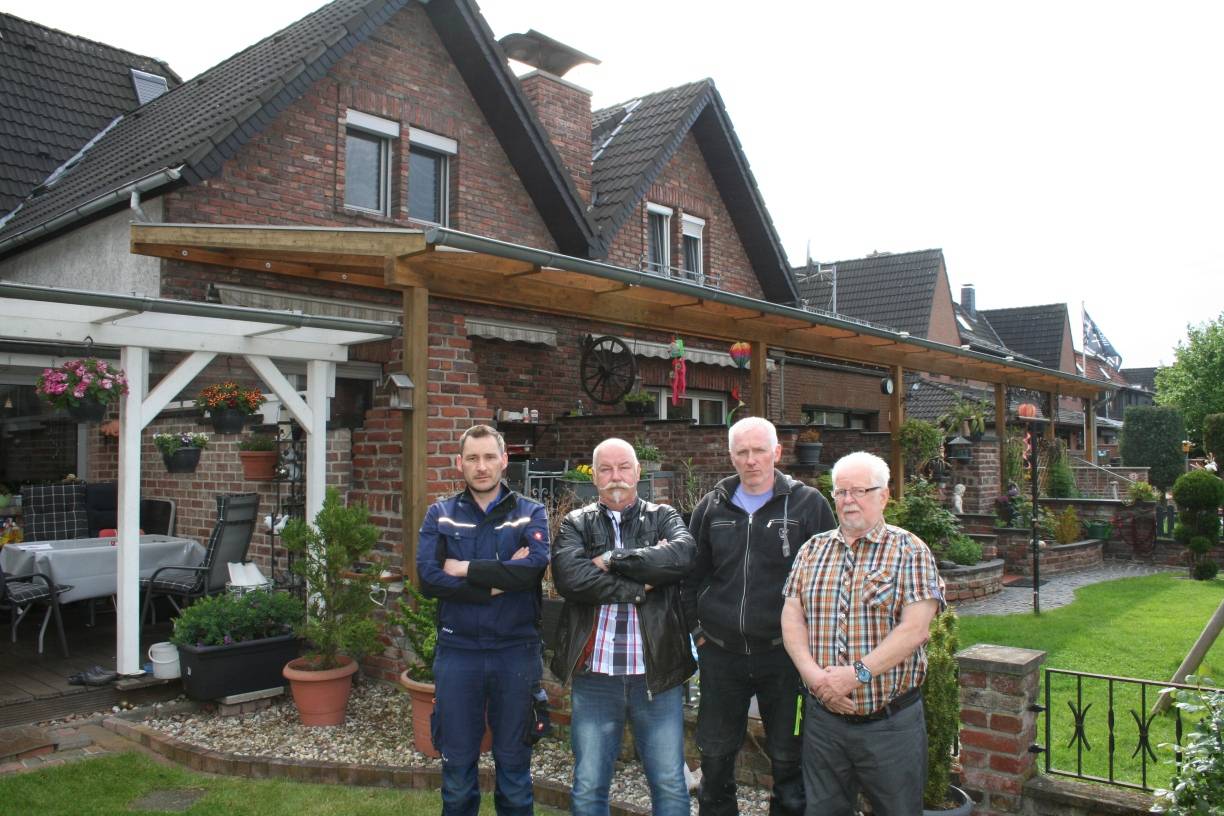  Gucken hier zwar böse, sind tatsächlich aber ganz nette Menschen: Die Nachbarn von der Walterstraße, die für ihre Terrassendächer kämpfen. 