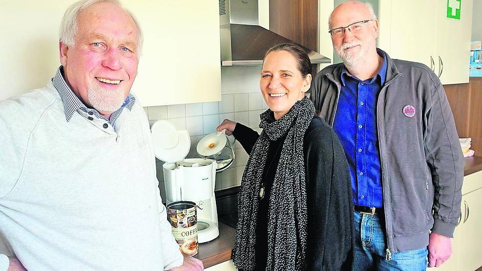 Gleich gibt’s einen leckeren Kaffee in gemütlicher Runde: Wolfgang Esser, Ellen Kaspers und Helmut Woerner (von links) unterstützen das Café Vergissmeinnicht.