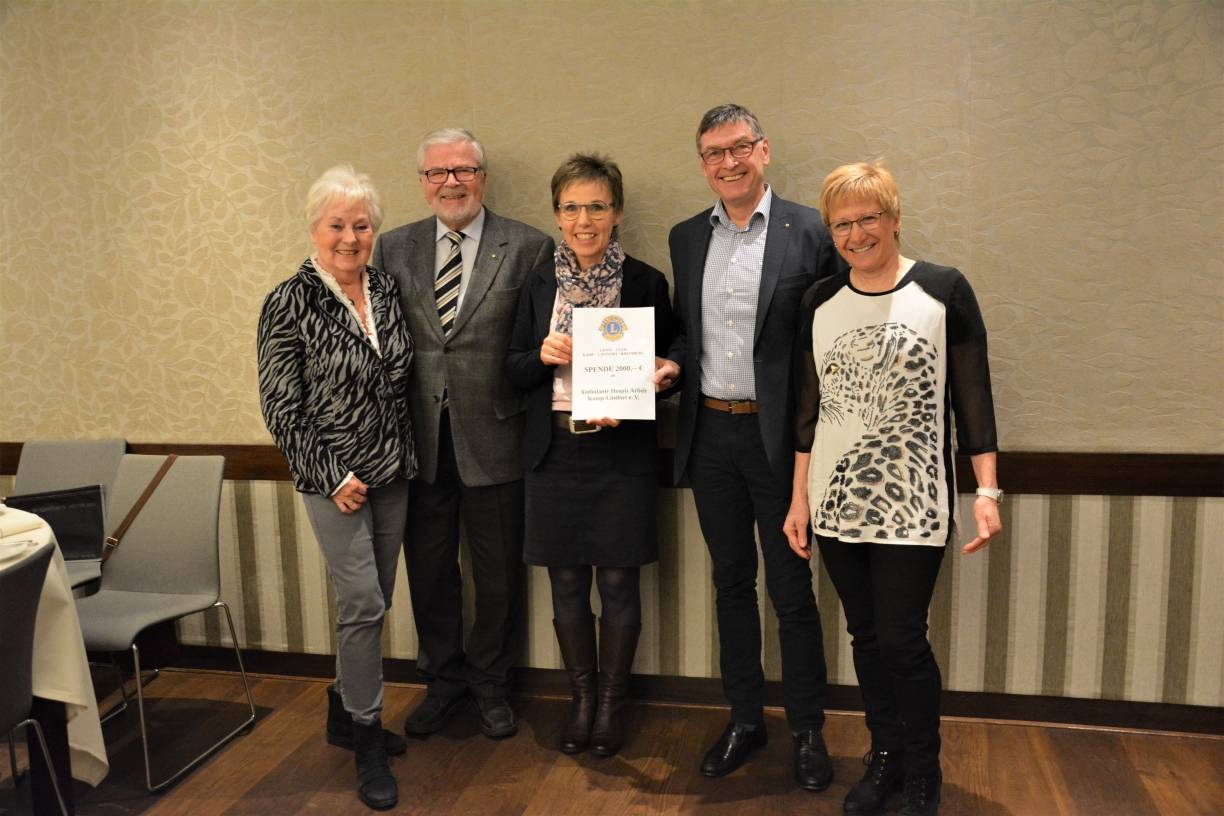  Edith und Jochen Eichenauer, Renate Hirt Koordinatorin AHA, sowie Frank und Ute Zielonka bei der Spendenübergabe. 