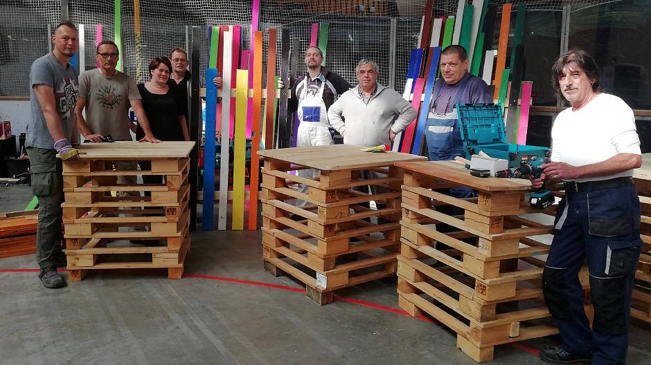 Andreas Baschek, Rüdiger Eichholtz, Pamela Müller, Ingo Hermann, Dietr Buhrmann, Klaus Schmitt, Michael Bregar und Hans Vervuurt packen kräftig an, damit am Freitag zur Festivaleröffnung alles steht. 