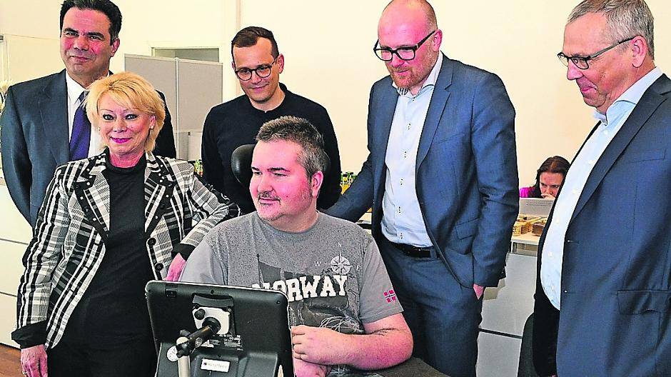  Gamal Halaga (Geschäftsführer), Gisela Tübée (Prokuristin und Büroleitung), Alexander Bokelmann (Vertriebsleiter) (aale Reha Media) und Andreas Pennings (Anwender „Augensteuerungstechnologie“), Oberbürgermeister Sören Link und GfW-Geschäftsführer Ralf Meurer (vl) beim Treffen „Oberbürgermeister im Wirtschaftsdialog“. 