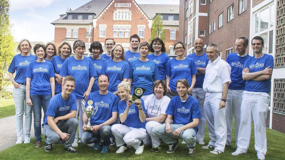  Das Bethanien-Team unter Chefarzt Dr. Christoph Chylarecki (2.v.r.) will den Pokal am 28. April verteidigen. 