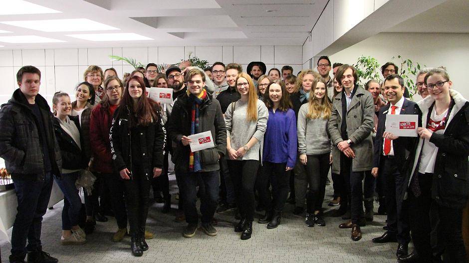  Beim After-Show-Dinner feierten rund 50 junge Filmemacher von acht weiterführenden Schulen mit Lehrern, Laudatoren und Sparkassenchef Giovanni Malaponti. Der verteilte viel Knete für die Fete: 1.000 Euro für das Gymnasium Filder Benden, 750 Euro für das Adolfinum und 500 Euro für das Amplonius-Gymnasium. Die anderen fünf Teams freuten sich über je 100 Euro.  