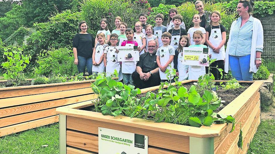  Gemeinsam mit den Kindern der Grundschule an der Zweitorstraße eröffneten Lehrerin Christiane Goertz, Pfarrer Roland Klugmann, Schulrektorin Andrea Thees, Hanna Lunge von der Landgard Stiftung und Betreuerin Beret Schramm den neuen Schulgarten. 
