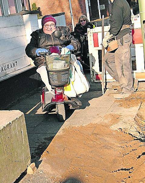  Zwischen Betonblock und Sandhaufen wäre die Fahrt schon wieder fast zu Ende gewesen. 