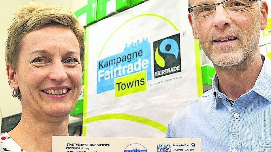 Unser Bild zeigt Susanne Laurenz vom Citymanagement der Stadt Viersen und Thomas Schmidt vom Forum Eine Welt Viersen, der die Steuerungsgruppe Fairtrade-Stadt Viersen leitet.