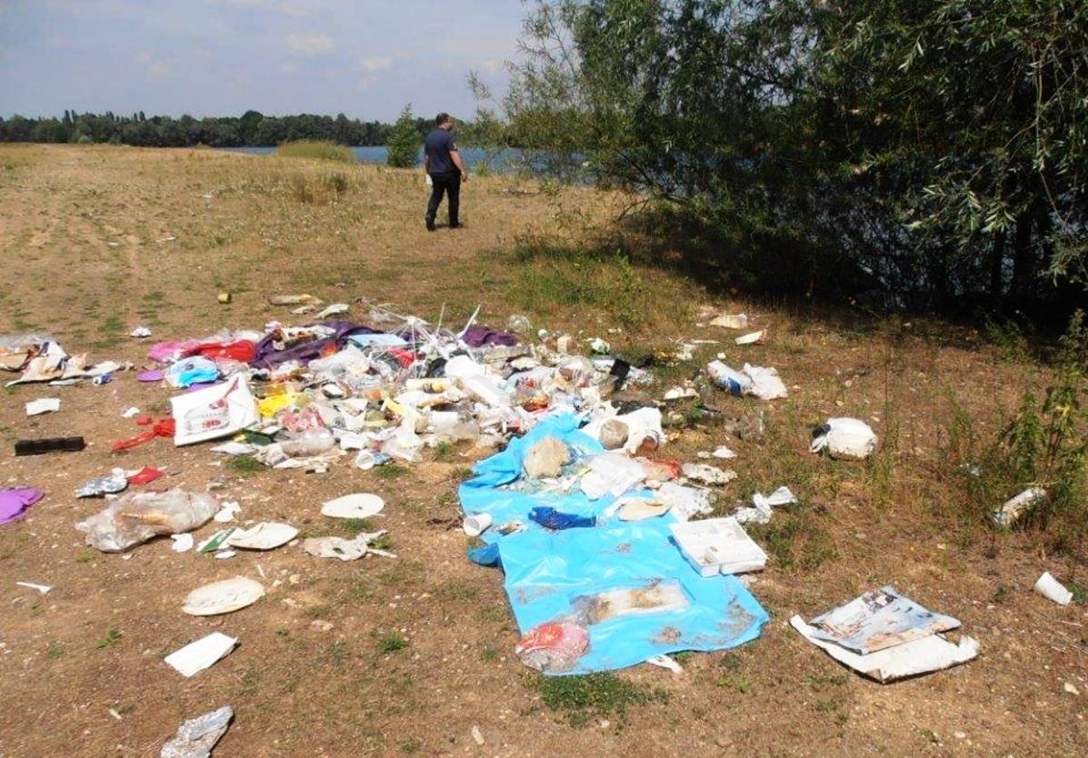 Massen von Müll hinterlassen die illegalen Badegäste im Landschaftsschutzgebiet am Königshüttesee.