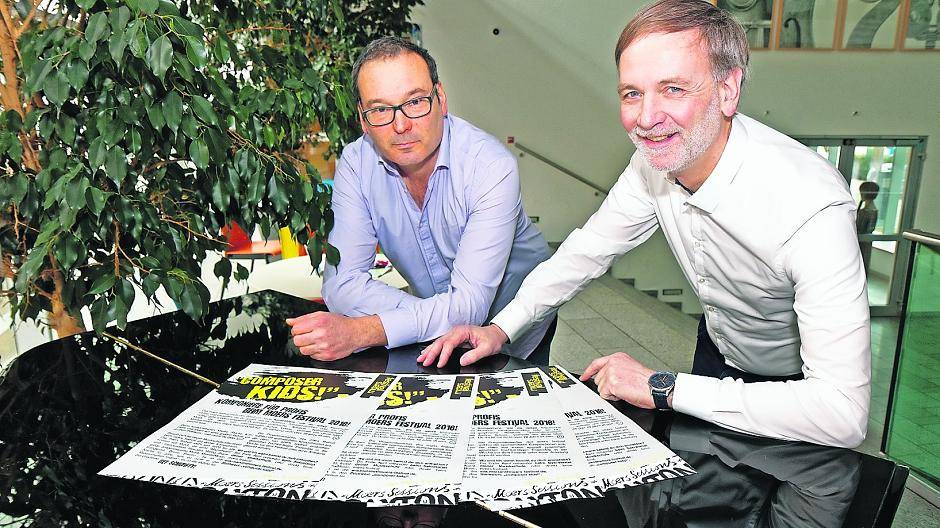  Ralf Holtschneider (r.), Leiter Kreismusikschule Viersen, und Thorsten Töpp, Mitarbeiter moers festival, werben für das Projekt „composer kids!“. Dabei können Kinder und Jugendliche ihre Ideen auf die Bühne des Festivals bringen. 
