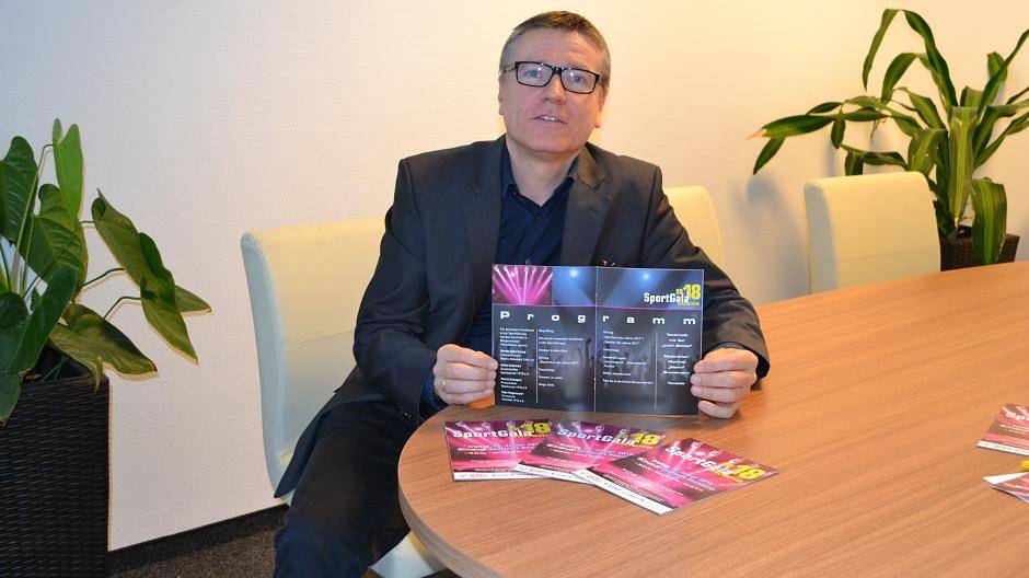  Dr. Claus Hagemann, erster Vorsitzender des Stadtsportverband Moers, stellt das Programm der Sportgala vor. 