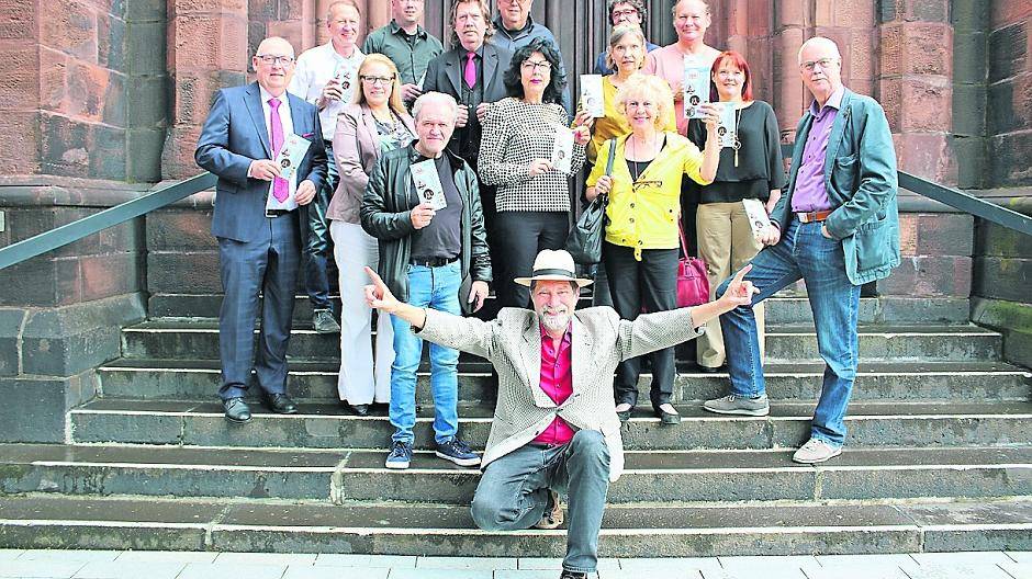 Blicken der dritten Runde des Kulturquartetts freudig entgegen: die Macher und Köpfe der Veranstaltungsreihe rund um Volkmar Hess (vorne).