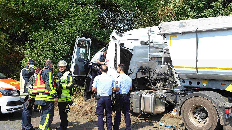 Der LKW krachte in das parkende Fahrzeug
