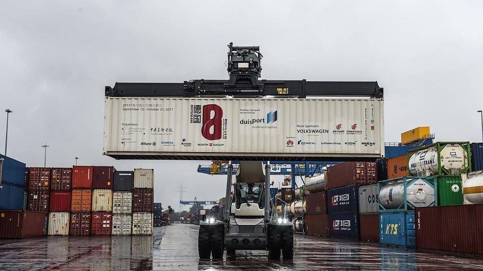 Der Kunstcontainer auf dem Weg zum Zug.