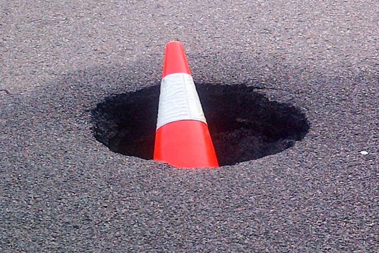 Tiefe Schlaglöcher klaffen auf Duisburger Straßen.