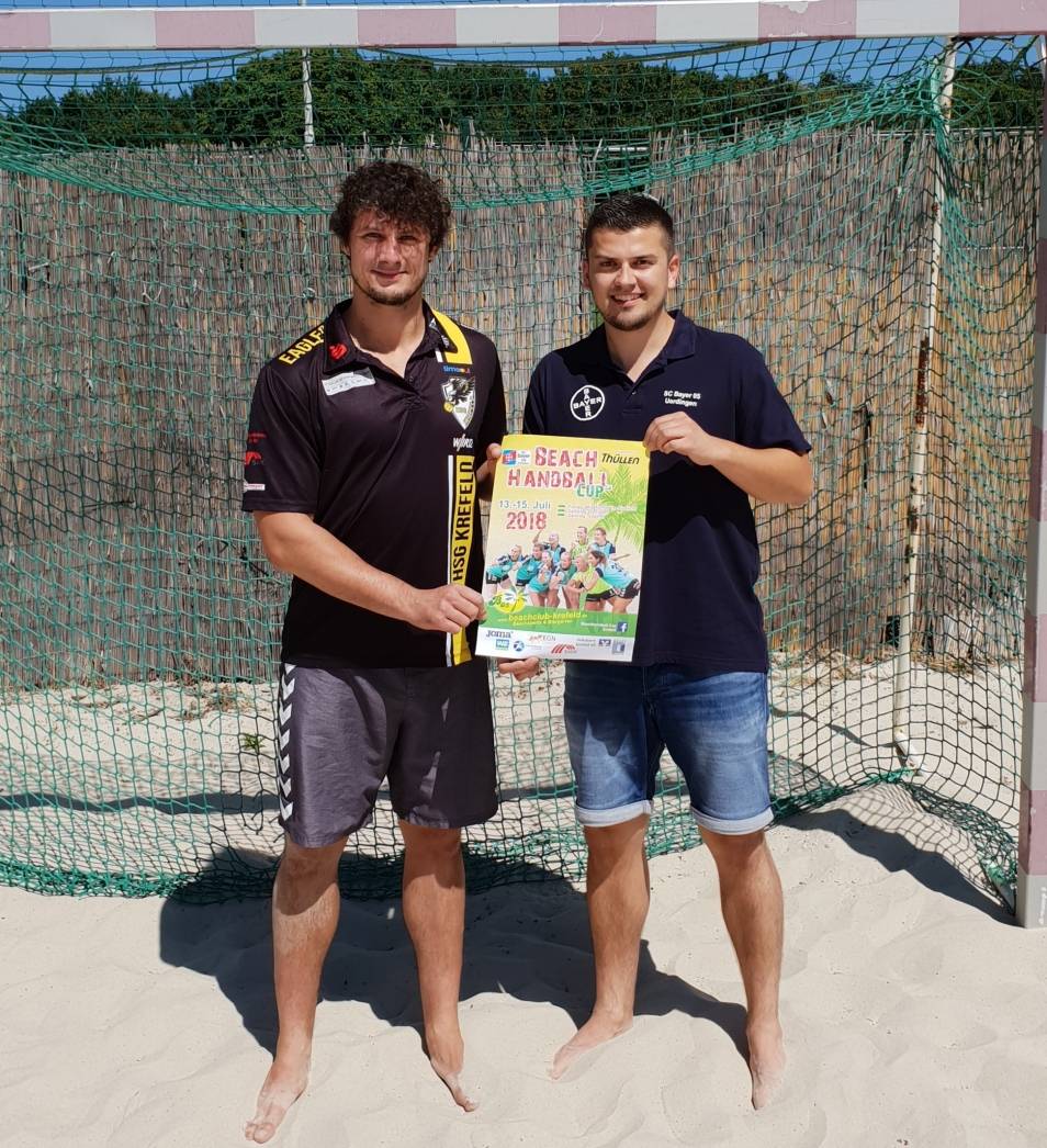 Marcel Görden (Kapitän der HSG Krefeld) und Domenic Schmidt (Veranstaltungsleiter Beachhandball Cup Krefeld).