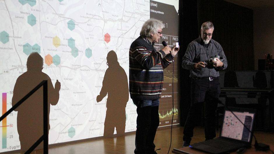 Die Ingenieure Günter Knöpfel und Oliver Jantz, die auch die VHS-Workshops leiten werden, erläutern die Komponenten des Feinstaubmessgeräts.