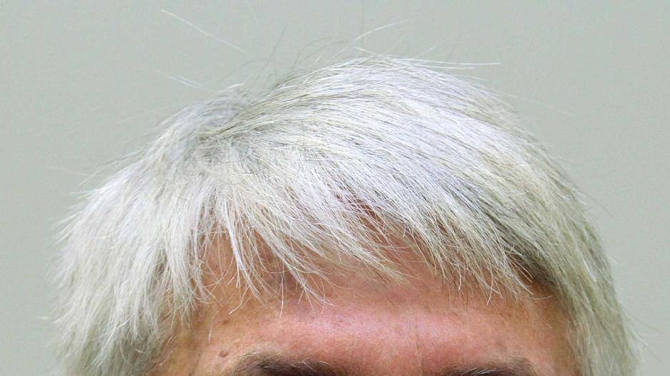 Wolfgang Keller aus Friemersheim: „Hier fahren morgens bis abends Lkw vorbei, deswegen interessiert mich die Belastung vor Ort.“