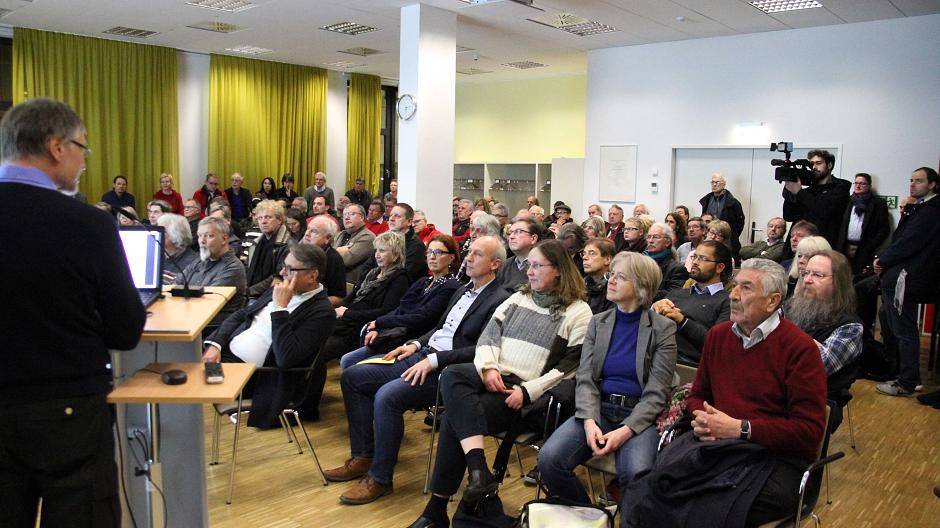 Peter Heise vom Amt für Umwelt und Grün erläutert dem hochgradig interessierten und zahlreichen Publikum das Projekt „Netzwerk Luftqualität“