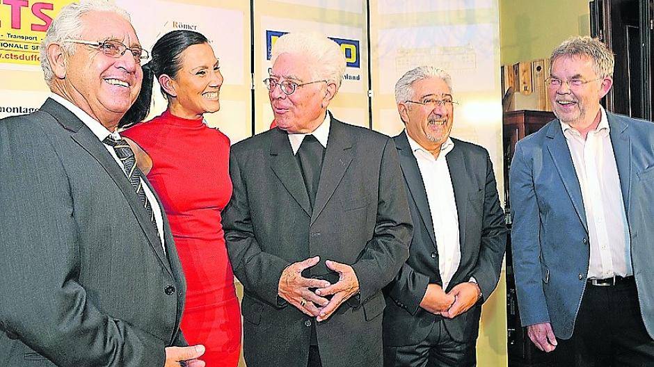 Gutes Gespräch: Franz Grave (3.v.l.), Sängerin Svenja Schmidt, Moderator Manni Breuckmann (r.) und die Gastgeber Rolf Milser (l.) und Antonio Pelle.