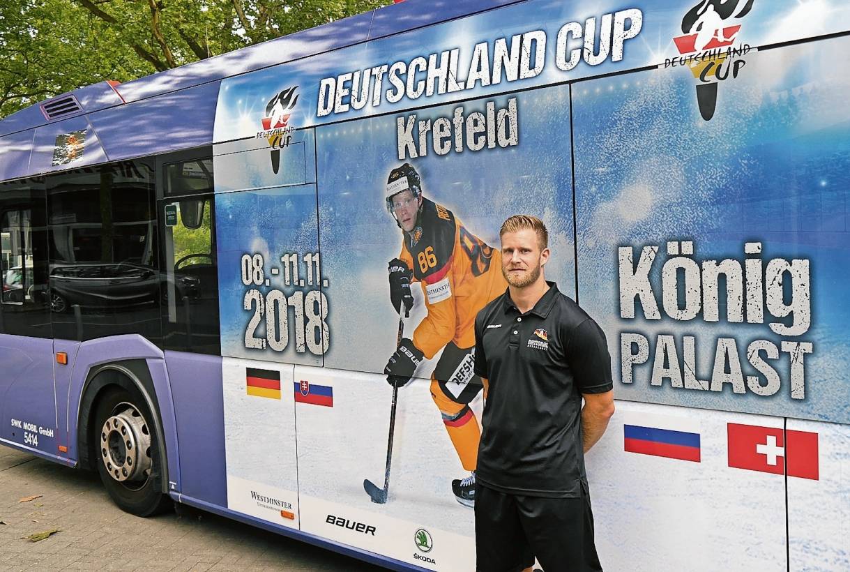 Pinguine-Stürmer Daniel Pietta ist auf dem Werbe-Bus für den Deutschland Cup im Nationalmannschaftstrikot zu sehen.
