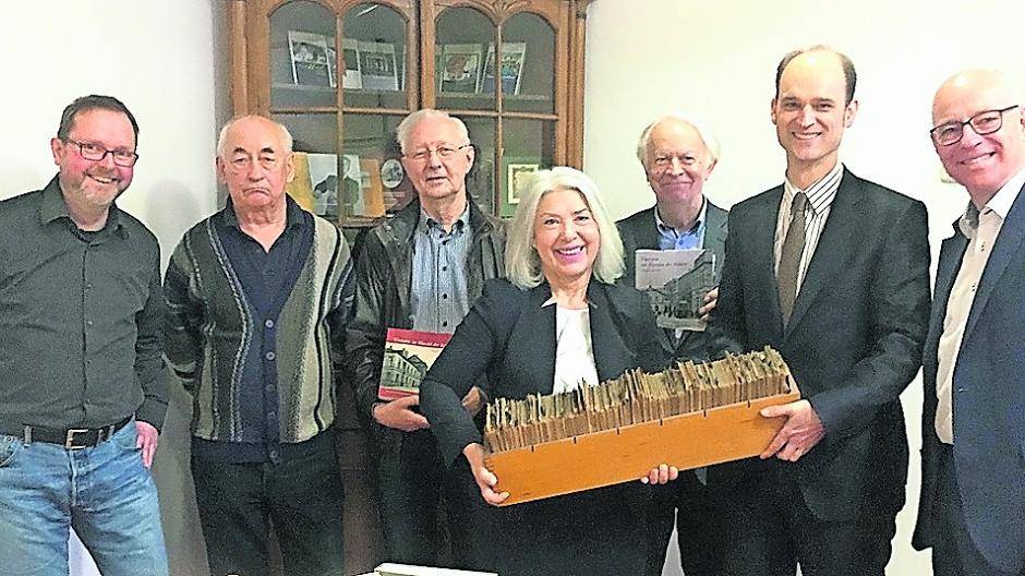 Gemeinsame positive Bilanz ein Jahr nach Eingliederung des Viersener Stadtarchivs ins Viersener Kreisarchiv (von rechts): Kreisdirektor und Kulturdezernent Ingo Schabrich, Kreisarchivar Dr. Michael Habersack, der Vorsitzende des Vereins für Heimatpflege Viersen, Dr. Albert Pauly, die Sprecherin des Arbeitskreises Familienkunde, Ramona Vahle-Bonsels, der Sprecher des Arbeitskreises Stadtfoto, Frank Brüggen, Autor Dr. Klaus Skupin und Kreisarchivamtmann Marcus Ewers.