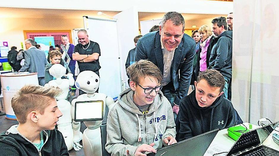 Auch Landrat Dr. Andreas Coenen sah sich die Angebote und Präsentationen der ersten MINT Messe im Kreis Viersen an.
