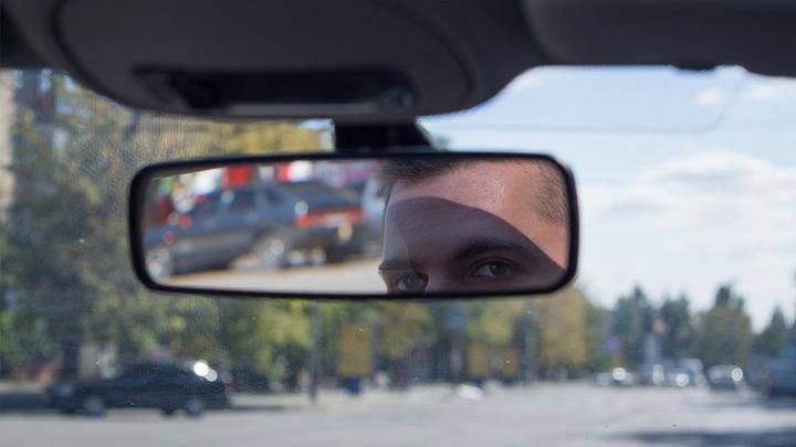 Mann beleidigt und angefahren