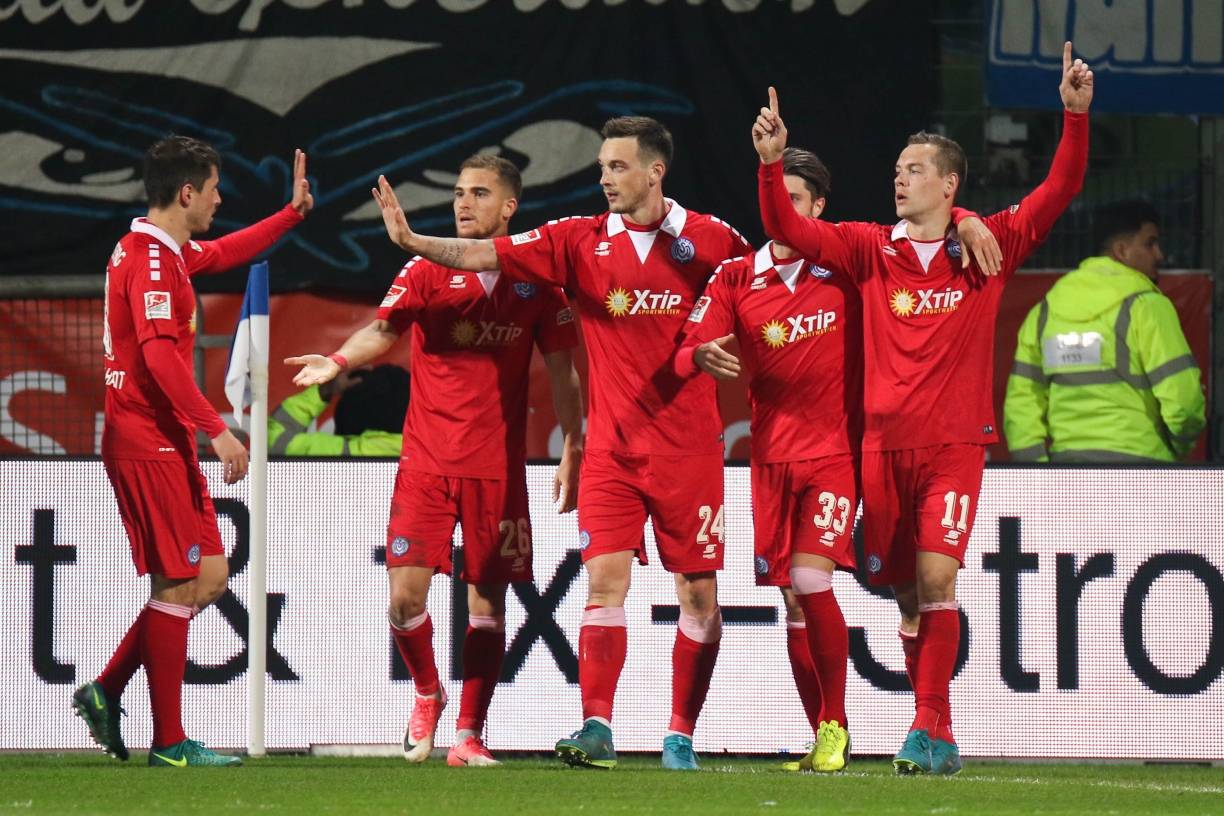  Fabian Schnellhardt, Ahmet Engin, Borys Tashchy, Moritz Stoppelkamp und Torschütze Stanislav Iljutcenko bejubeln das 1:0 im Derby.  