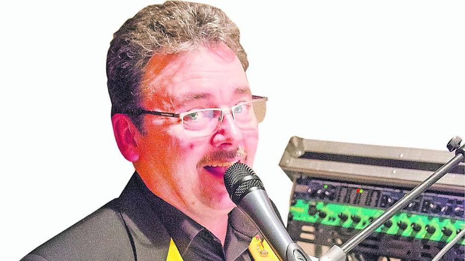 Roland Zetzen bei der „Arbeit“: Sechs aktuelle Hits hat er für die hiesigen Karneval geschrieben.