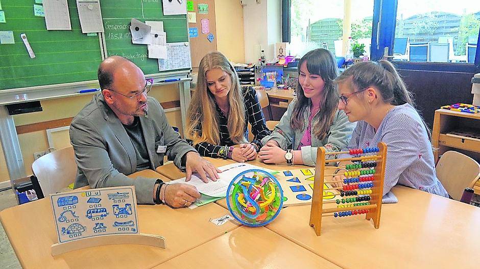 Thomas Gripskamp (links), stellvertretender Schulleiter der LVR-Hanns-Dieter-Hüsch-Schule, ist dankbar über den Einsatz von Anna Gartz, Anna Schmölders und Lisanne Deisen, die sich als Bufdi bzw. FSJler engagieren.