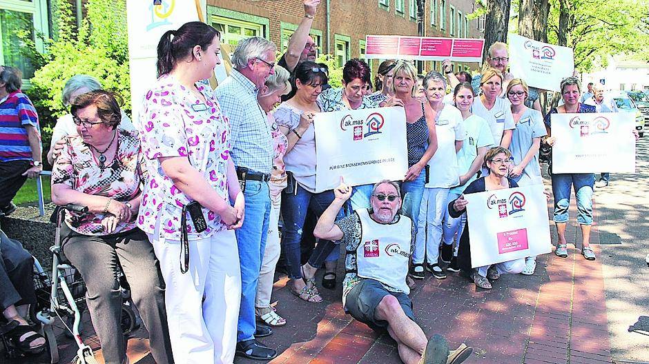  Der Viersener Altenpfleger, Stephan Seng (liegend), in Mitten seiner Kolleginnen und Kollegen und den Bewohnern des Hubertusstift Willich. 