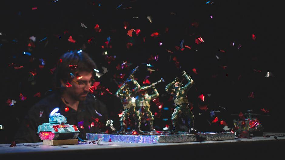 Der Krieg im Kinderzimmer(format): Ariel Dorons „Plastic Heroes“, am 9. März in der Liebfrauenkirche.