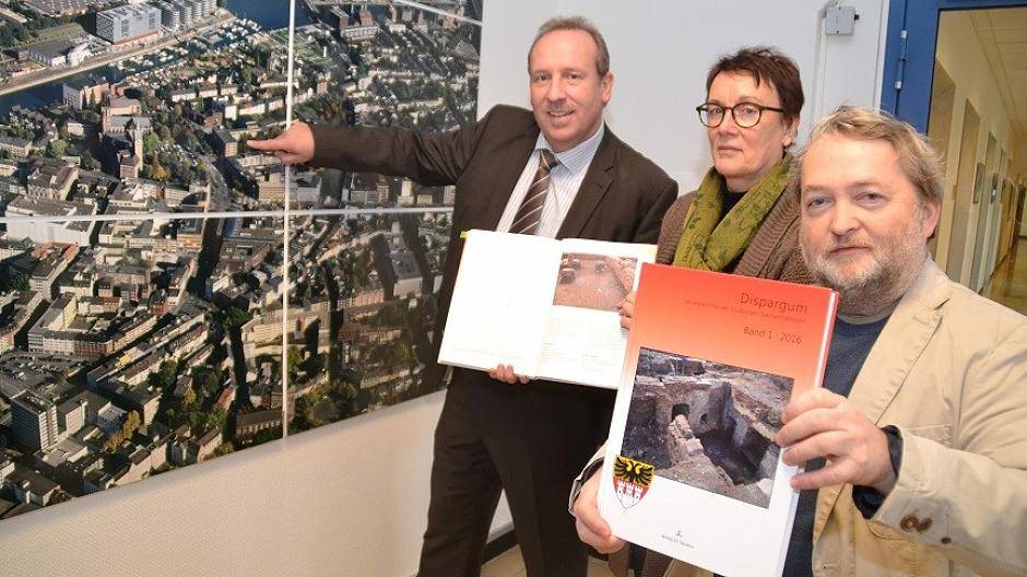 Das Mercatorviertel, Planungsdezernent Carsten Tum zeigt drauf, ist nicht nur städteplanerisch, sondern auch archäologisch allererste Lage in Duisburg. Brigitta Kunz, Kai Thomas Platz und Kollegen haben’s gründlich dokumentiert.