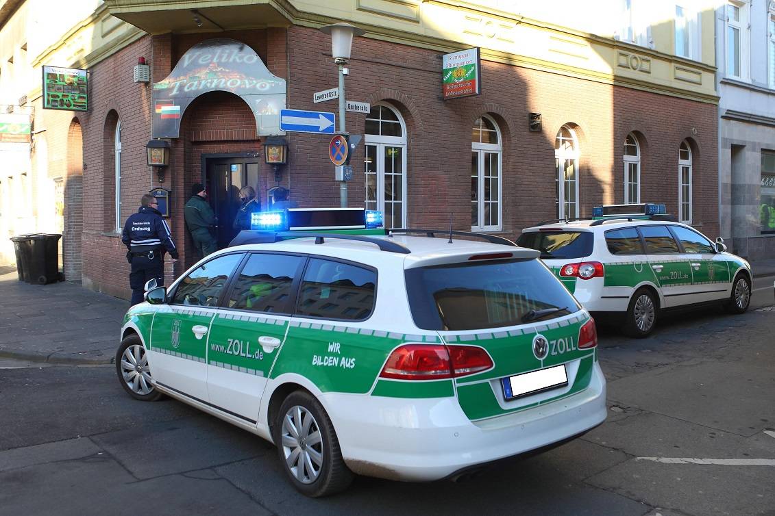 Polizei und Zoll überprüfen Problemhäuser