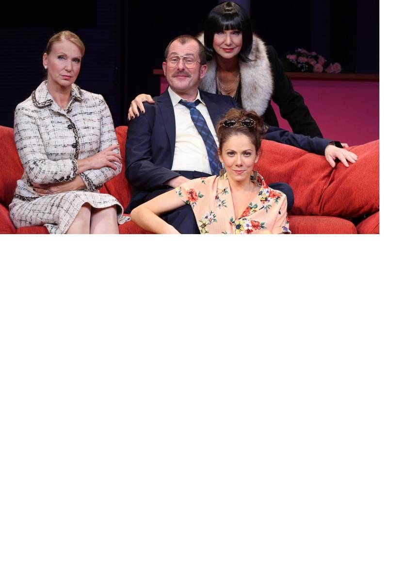 Martin Lindow spielt den „letzten feurigen Liebhaber“. Sabine Kaak ist in einer Doppelrolle zu sehen und Marie Anna Suttner grätscht dazwischen.