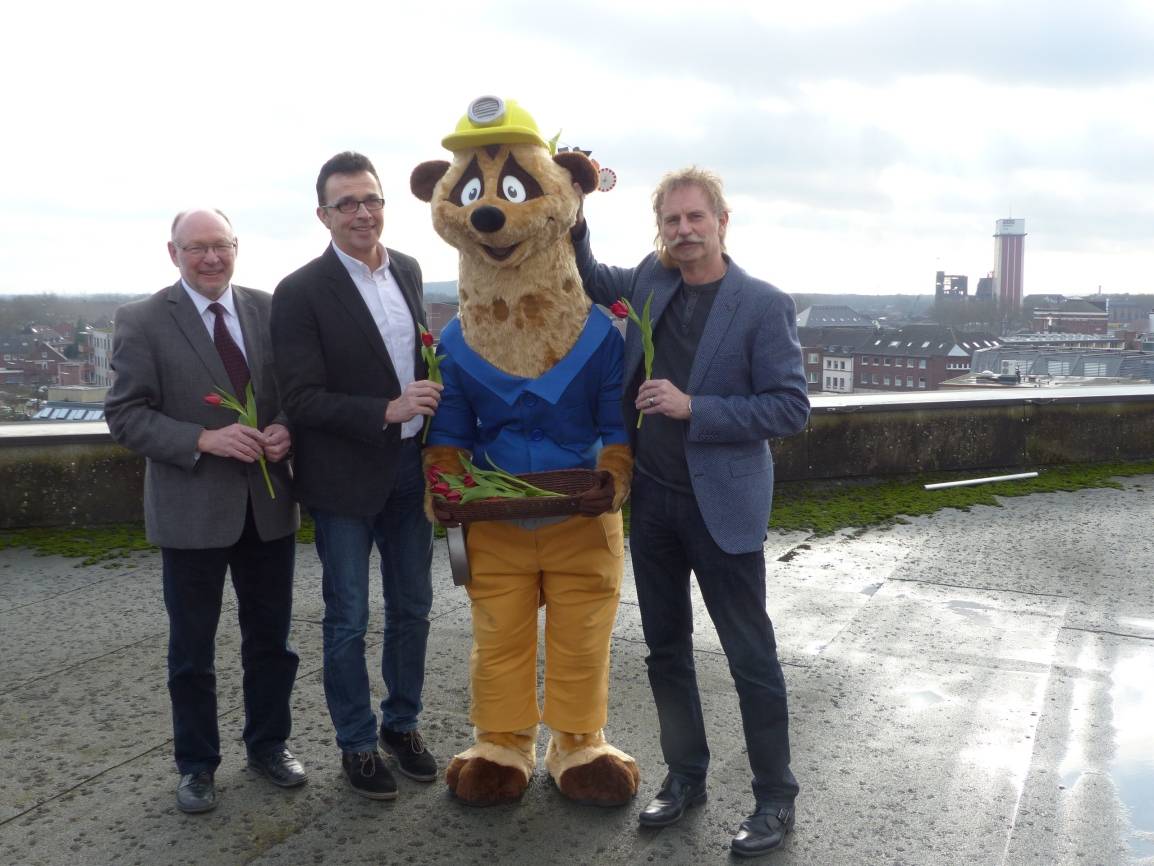  Die Landesgartenschau-Geschäftsführer Heinrich Sperling (links) und Martin Notthoff (rechts) stellen gemeinsam mit Bürgermeister Christoph Landscheidt das Landesgartenschau-Maskottchen vor. 