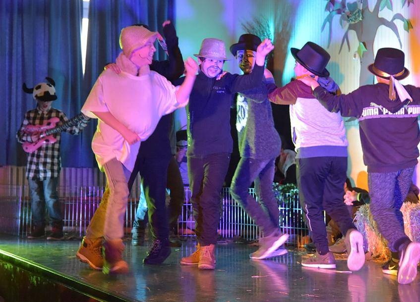 Doch der Hunger quält, weshalb sich das dicke Schwein nachts mit den befreundeten...