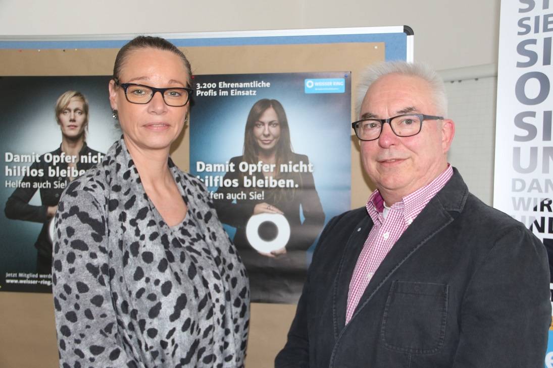  Ute Nöthen, Opferschutzbeauftragte der Polizei Krefeld und stv. Vorsitzende des Weißen Rings Krefeld und der Vorsitzende Walter Domröse. 