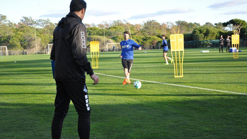 Tim Albutat beim Abschluss auf die...