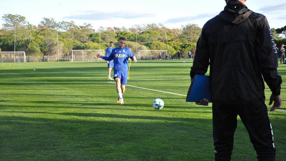 Ahmet Engin schießt, Ilia Gruev...